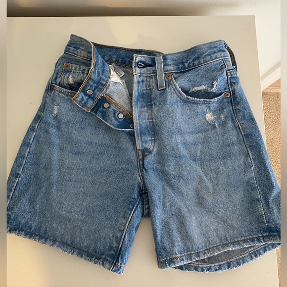 Levis 501 mid thigh shorts - Picture 1 of 5